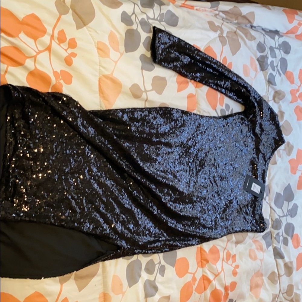 Black one sleeve slit dress.